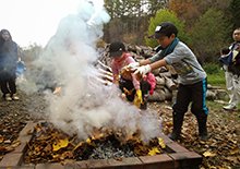 落ち葉で焼き芋